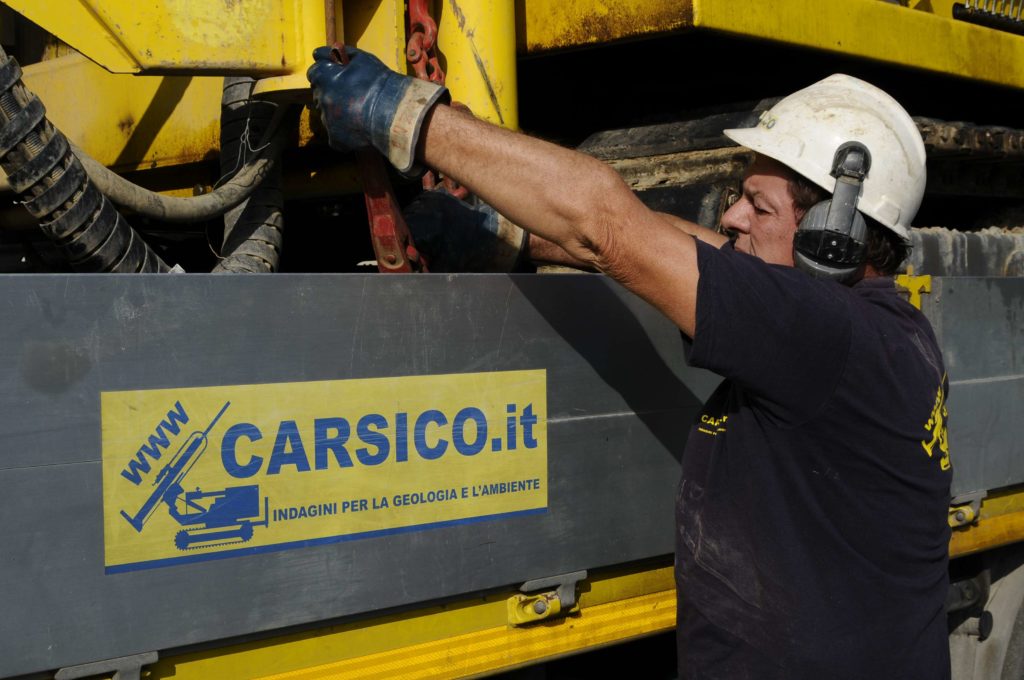 Carsico Srl - Approntamento cantiere con sonda di perforazione cingolata